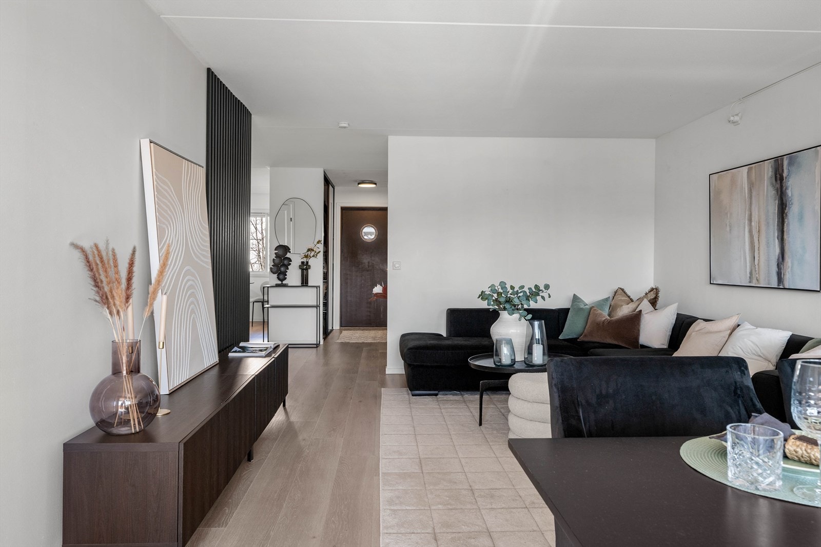 Stilfull og moderne stue med god plass til møblement. Galleribilde