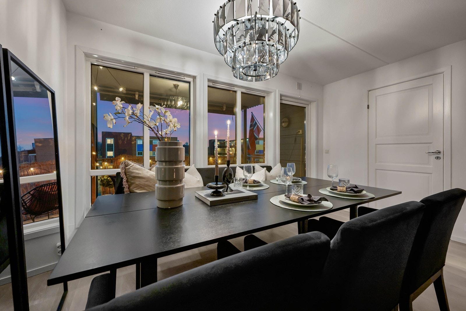 Spisebord med plass til hyggelige sammenkomster. Galleribilde