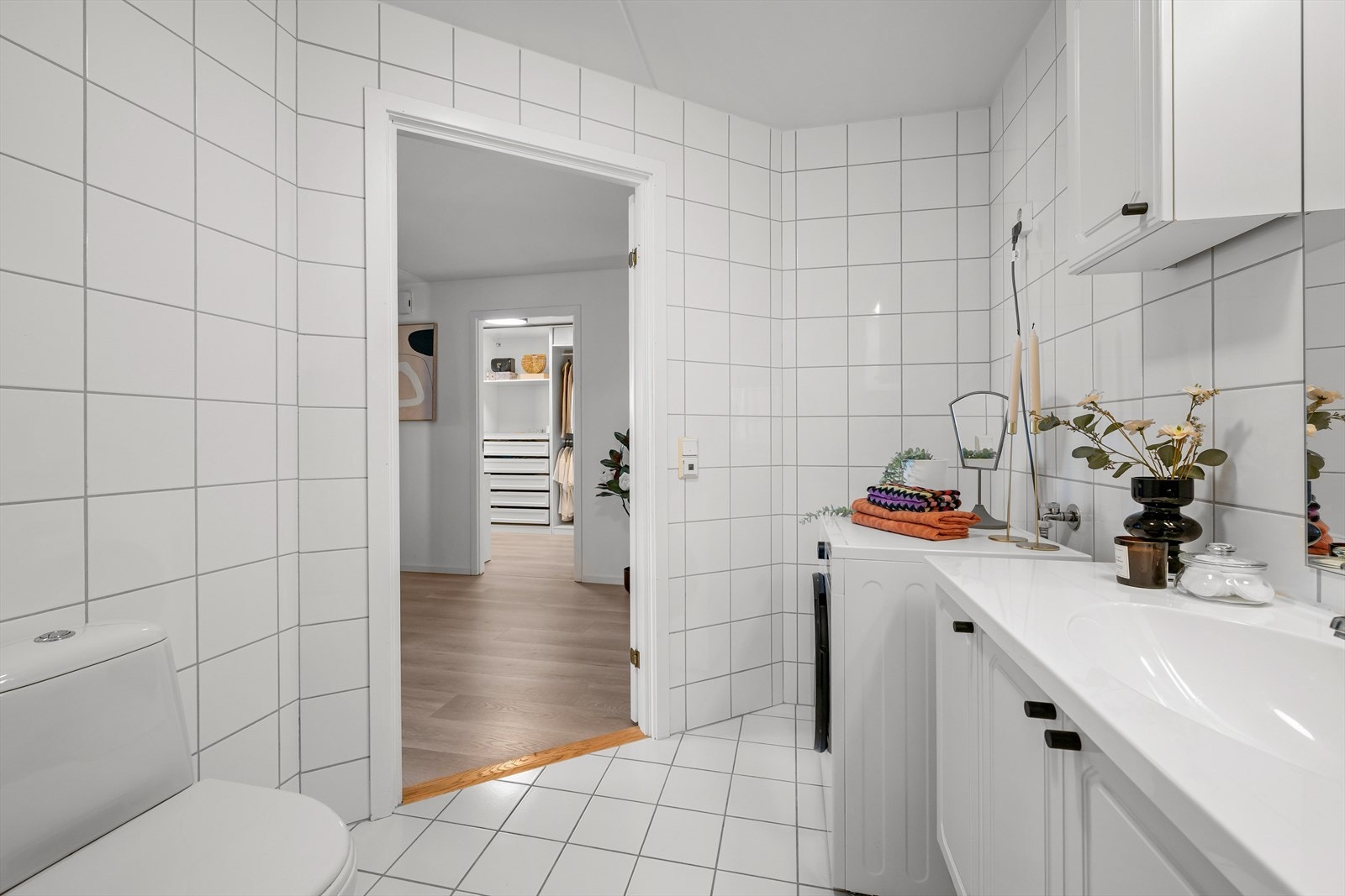 Stilrent bad med hvite fliser og god oppbevaring. Galleribilde