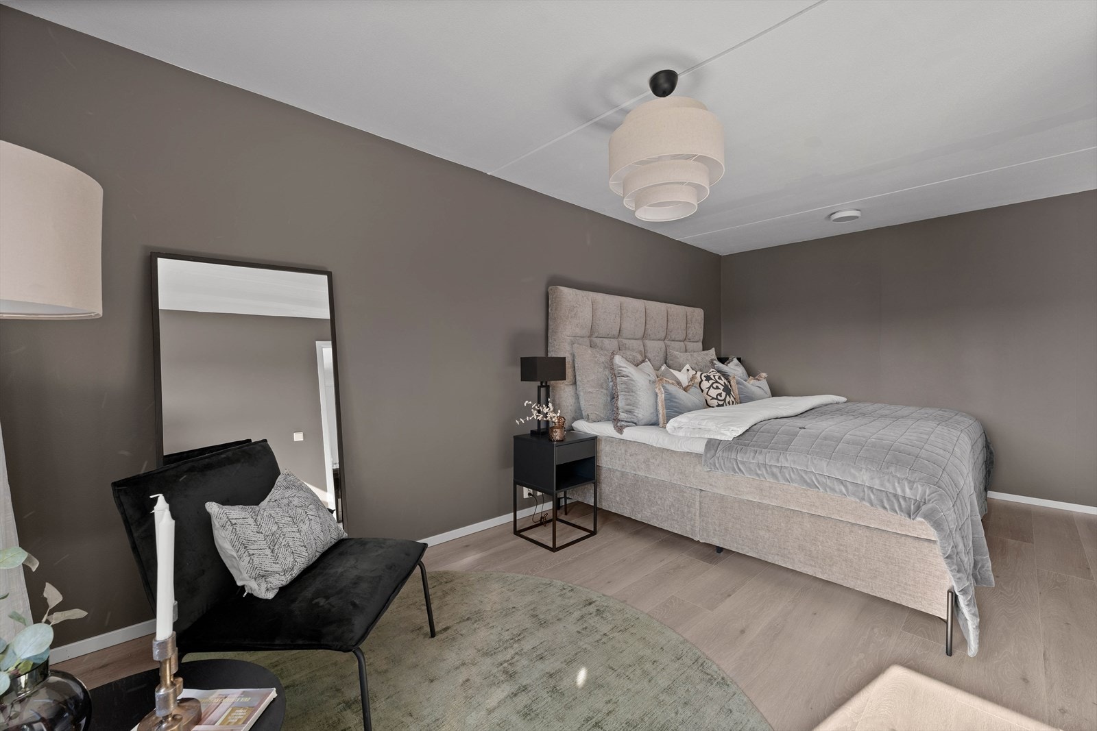 Soverom med nøytral fargepalett og elegant belysning. Galleribilde