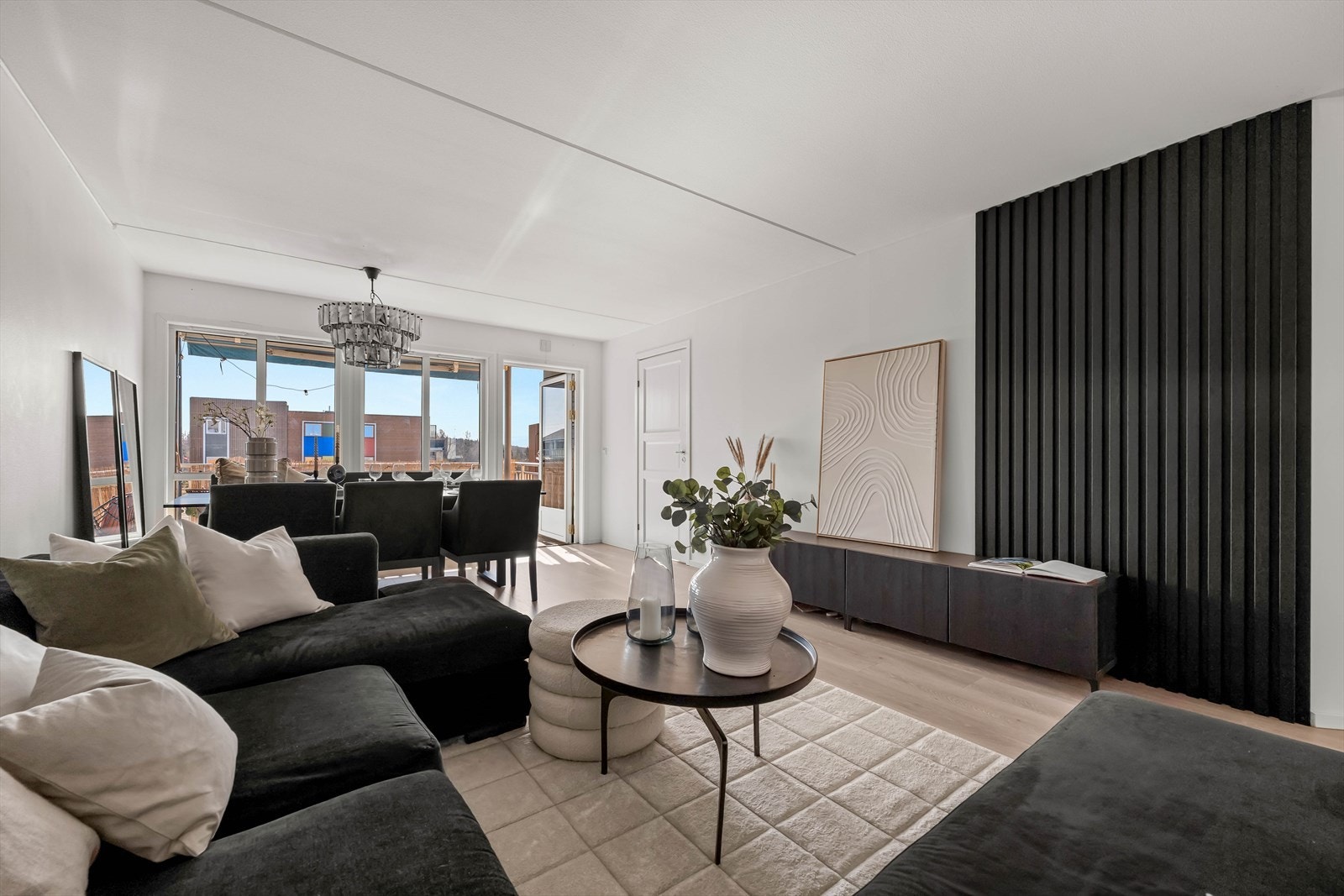 Stue med store vinduer som gir en luftig følelse. Galleribilde