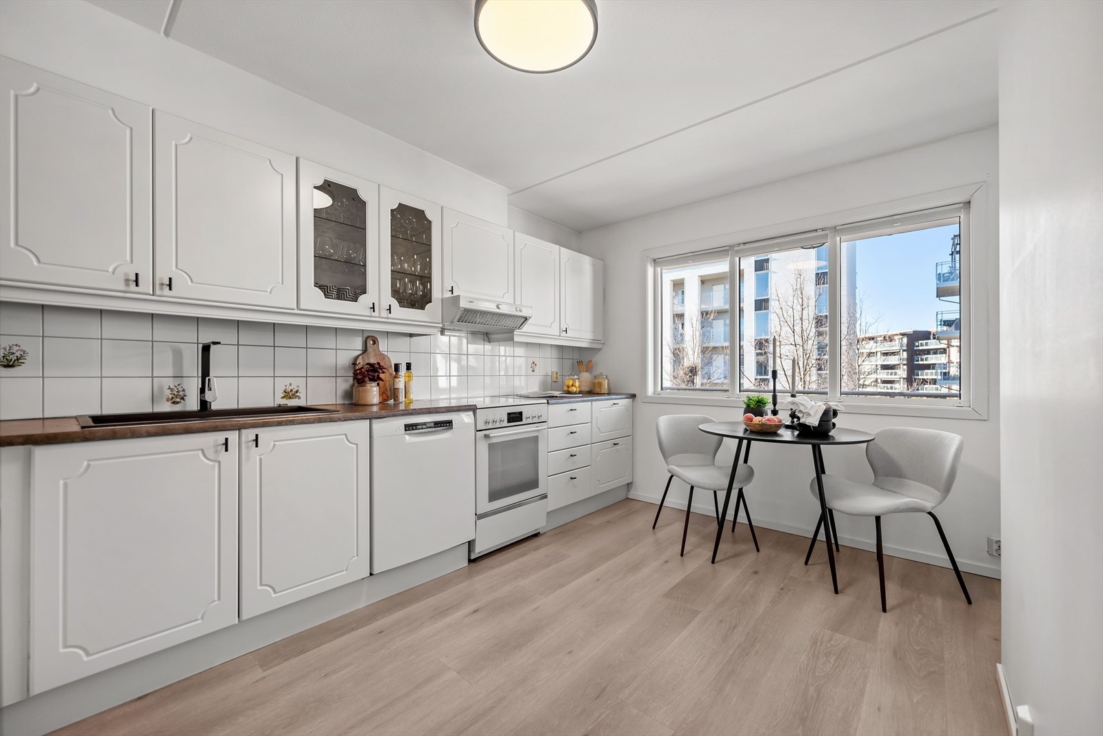 Praktisk kjøkken med rikelig lagringsplass. Galleribilde