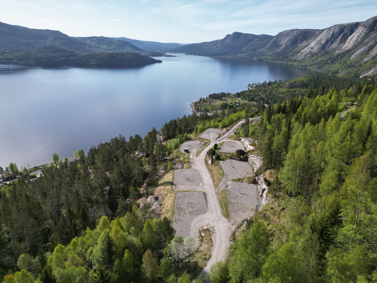 Tomteområdet ligger høyt og for seg selv - utsikten er rå! Galleribilde