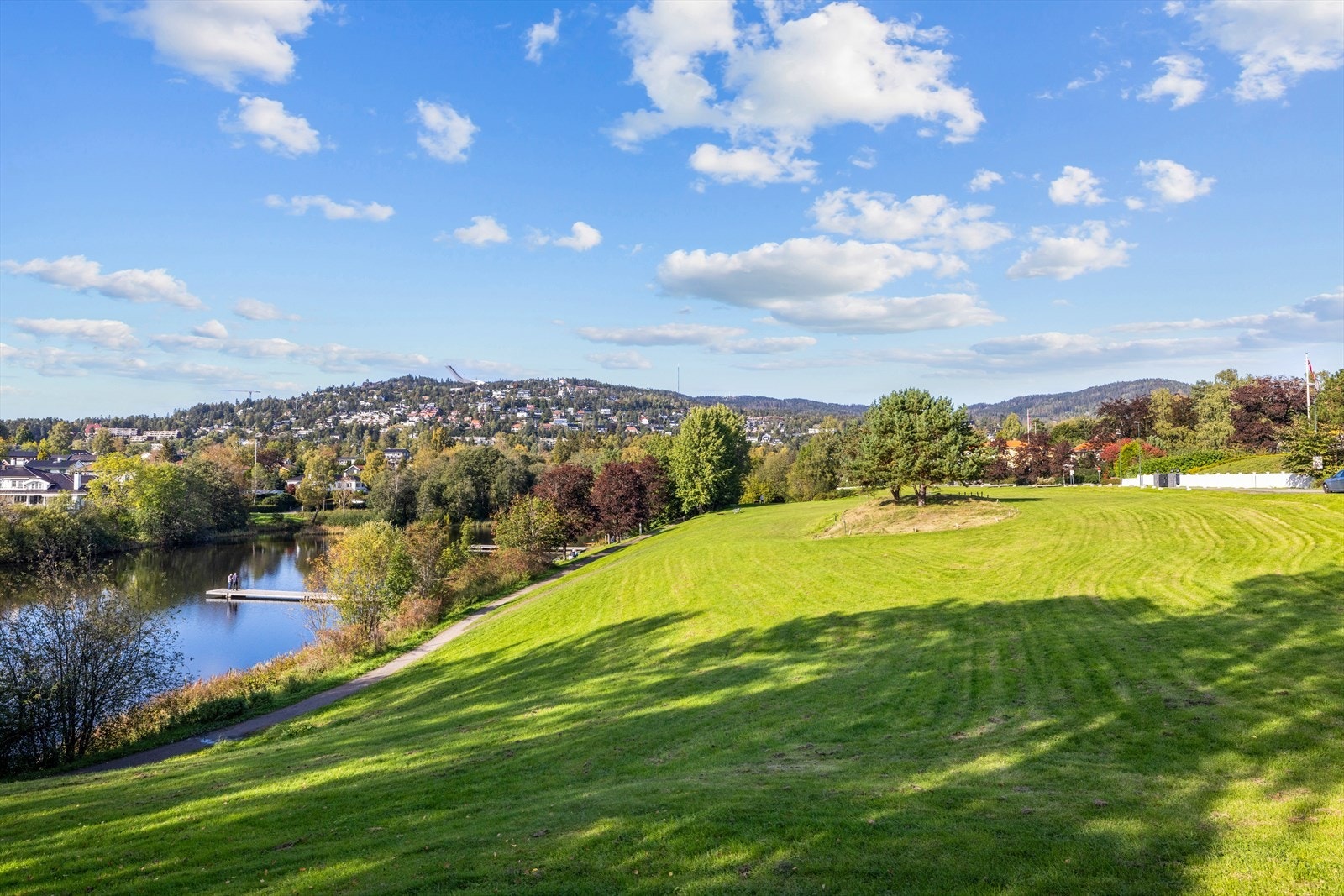 Fra boligen er det kort vei til et rikt og variert nærmiljøtilbud, som Holmendammen med parkanlegg og turstier som leder videre inn i marka Galleribilde