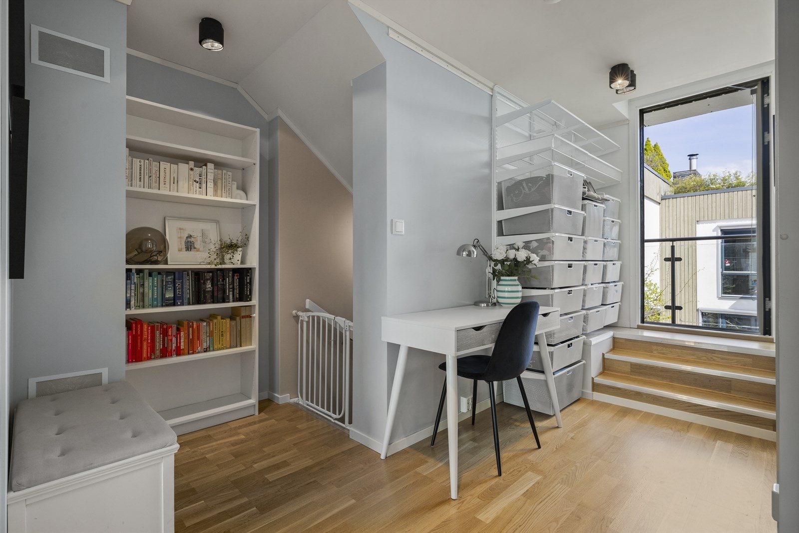 Gang i 2. etasje med plass til kontorpult og oppbevaring Galleribilde