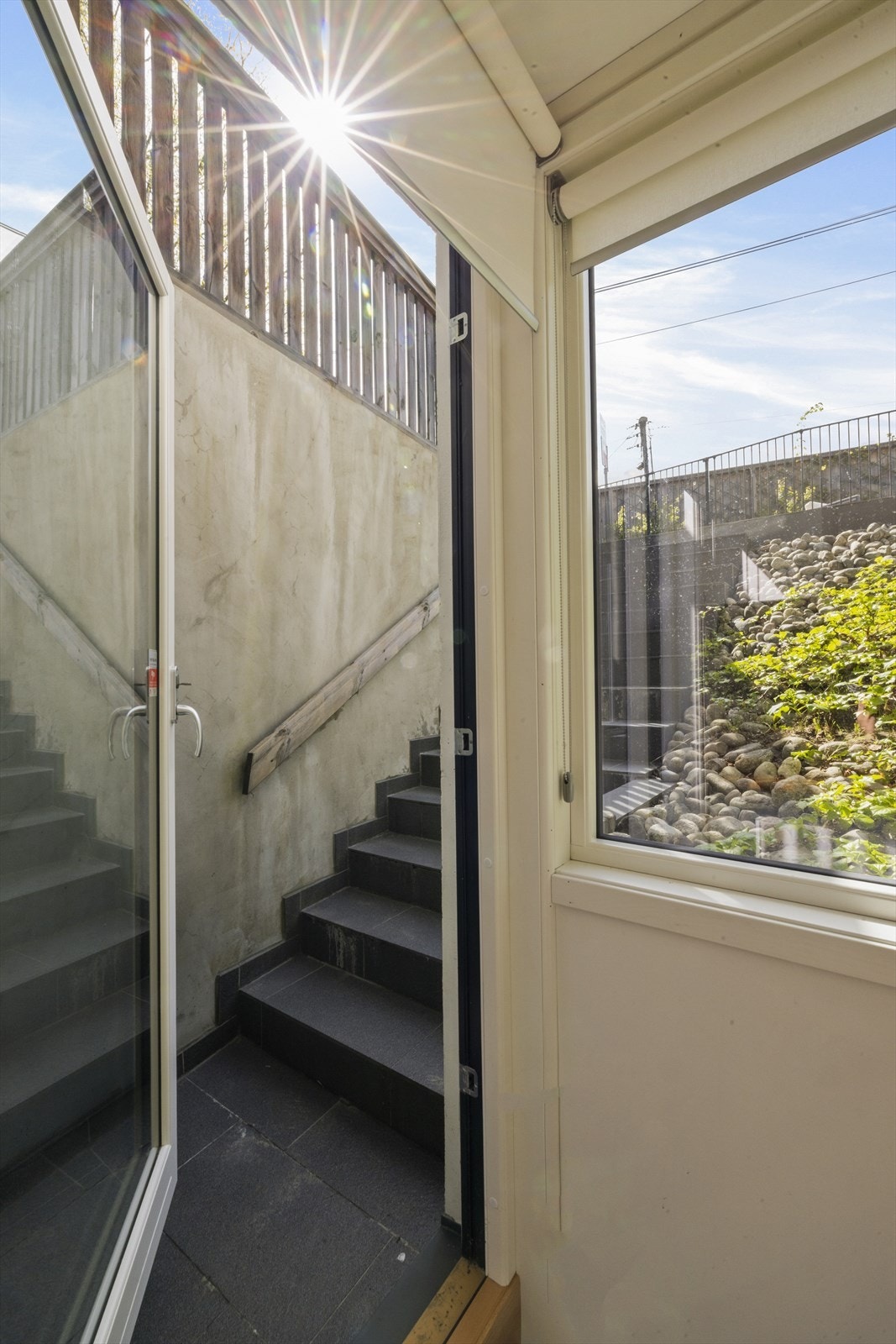 Direkte inngang/utgang fra hage via trapp Galleribilde