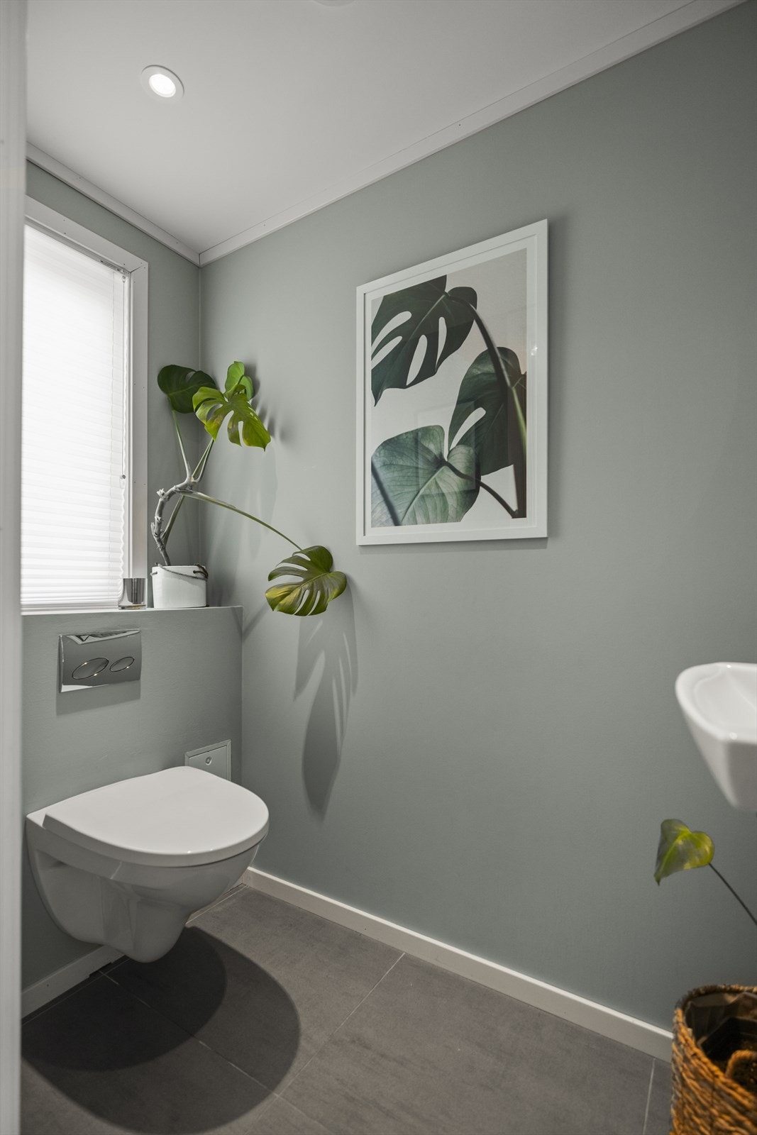 Toalettrom i 1. etasje med flislagt gulv, elektriske varmekabler og malte veggflater. Downlights i himling Galleribilde