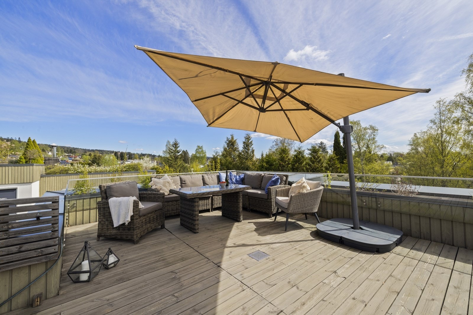 Familievennlig enderekkehus med solrike uteområder og hybel. To garasjeplasser med elbillader og direkte adkomst til boligen Galleribilde