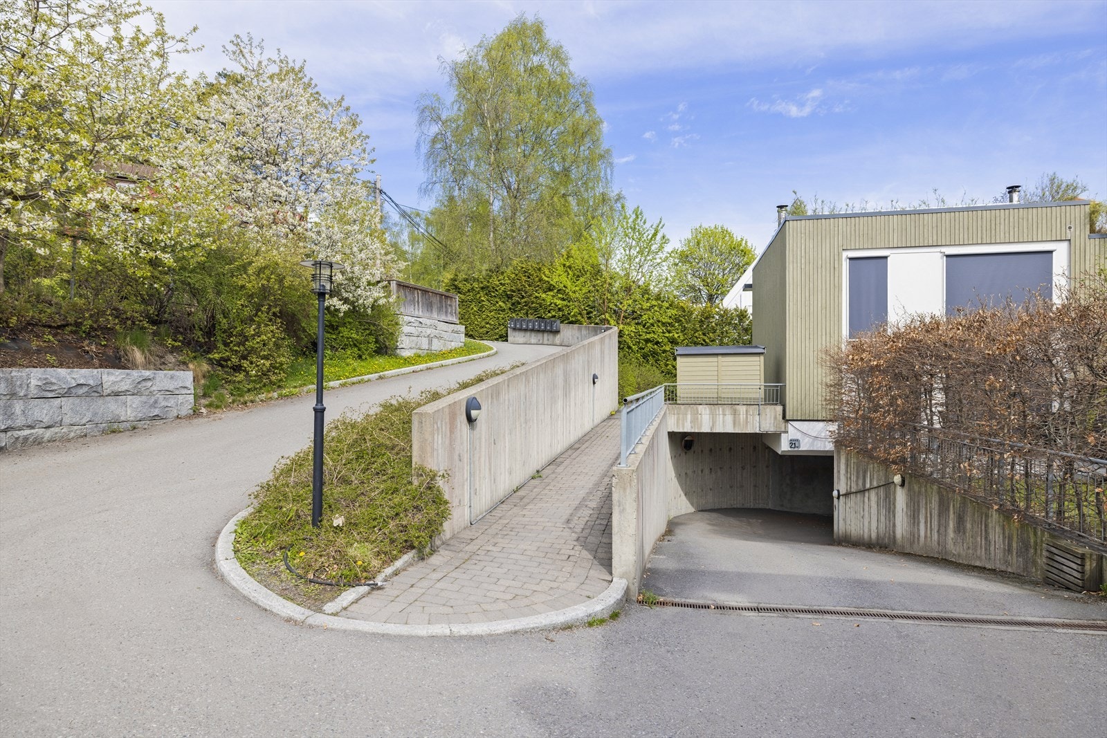 Asfaltert adkomst og innkjøring med varmekabler til låst fellesgarasje Galleribilde