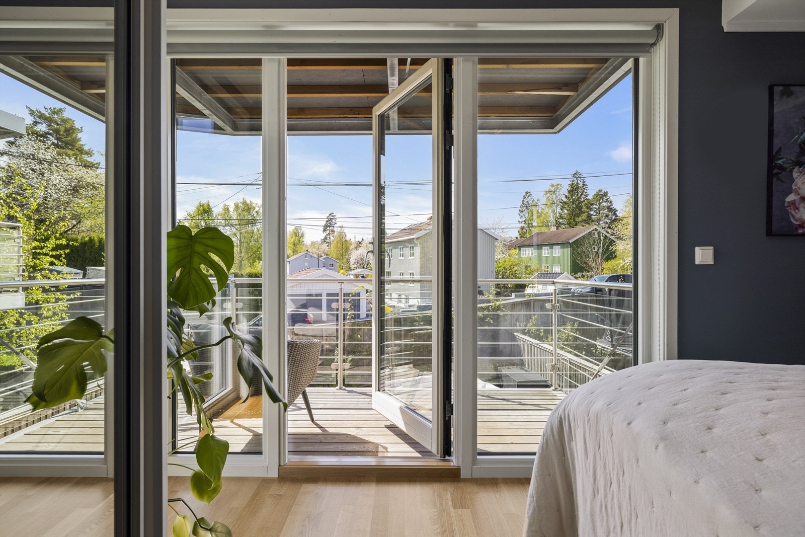 Store vindusflater sikrer gode lysforhold og fin romfølelse Galleribilde