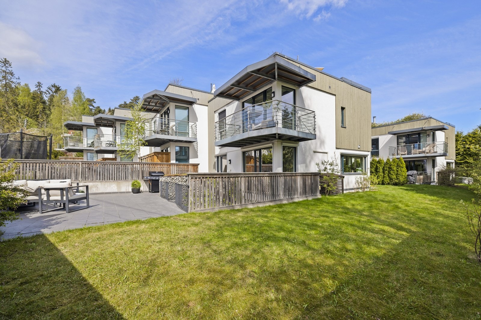 Boligen har eksklusiv bruksrett til stor og barnevennlig hage Galleribilde