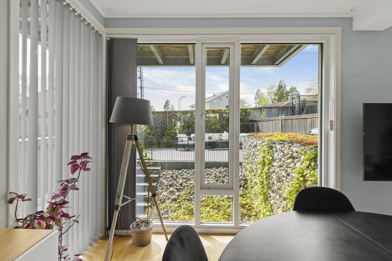 Utvending solskjerming, motorisert med fjernkontroll på alle vinduer i 1. etasje Galleribilde