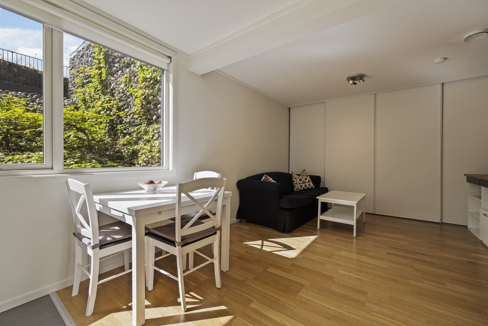 Stue/kjøkken med stor skyvedørsgarderobe Galleribilde