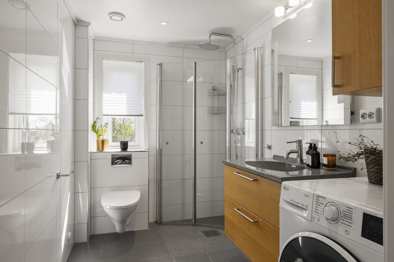 Helfliset bad i 2. etasje med varmekabler i gulv og downlights i himling Galleribilde