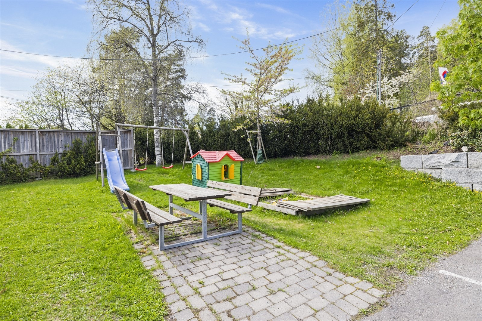 Sittegruppe og lekeapparater for barna Galleribilde