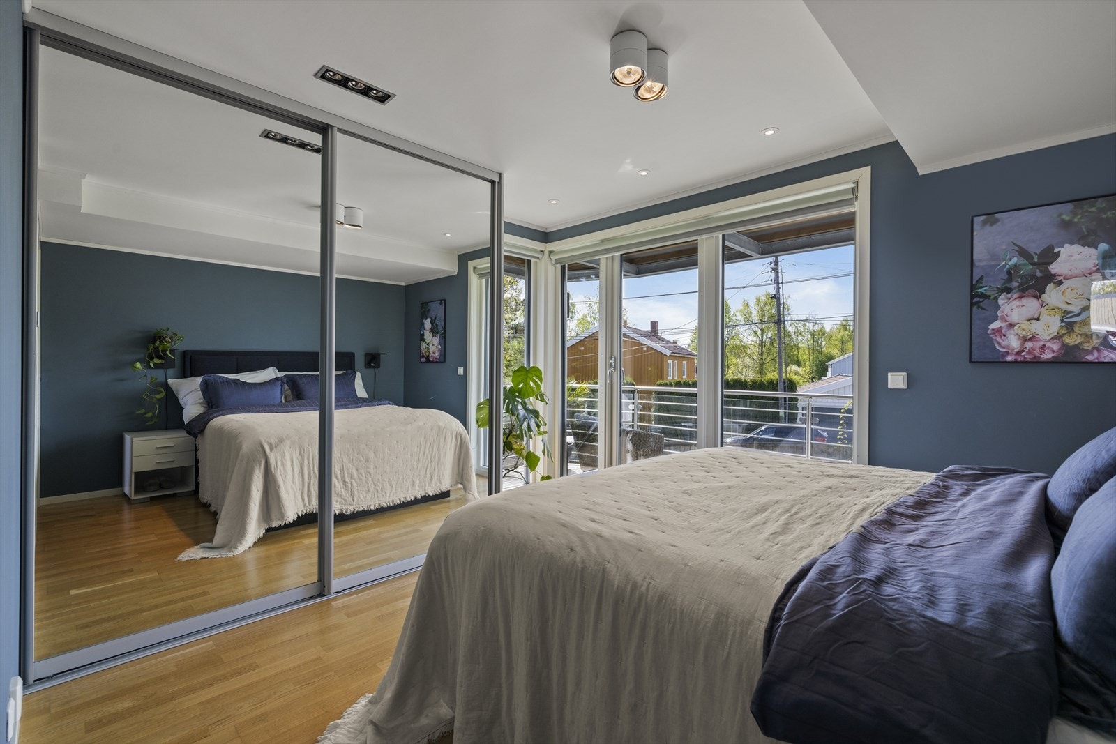 Soverommet er innredet med skyvedørsgarderobe Galleribilde