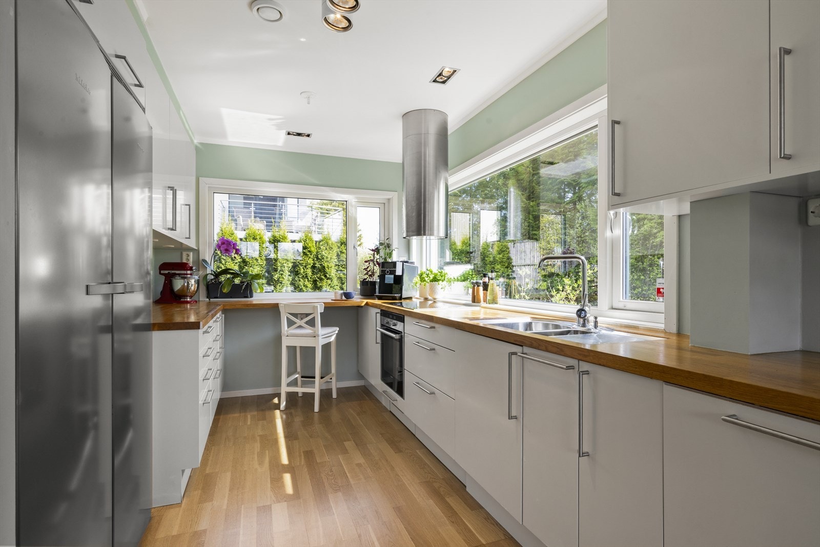 Moderne og velutstyrt Sigdal-kjøkken med benkeplate i heltre eik Galleribilde