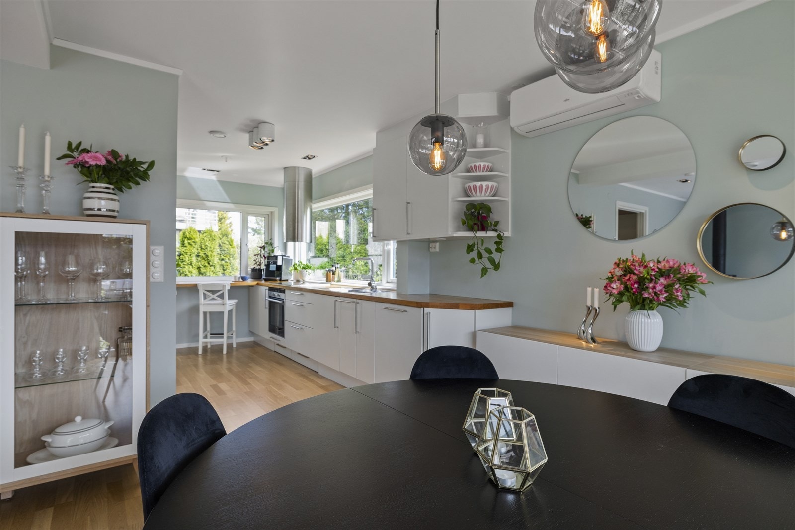 Balansert ventilasjon sikrer et godt inneklima. Boligen er i tillegg utstyrt med varmepumpe (2023) og sentralstøvsuger Galleribilde