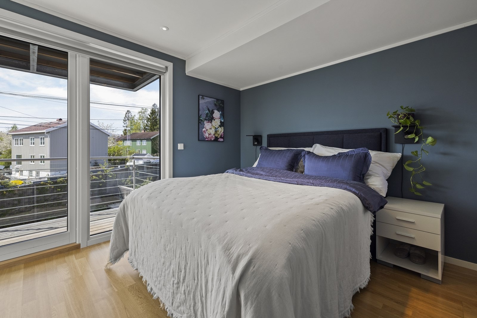 Romslig hovedsoverom med utgang til balkong Galleribilde