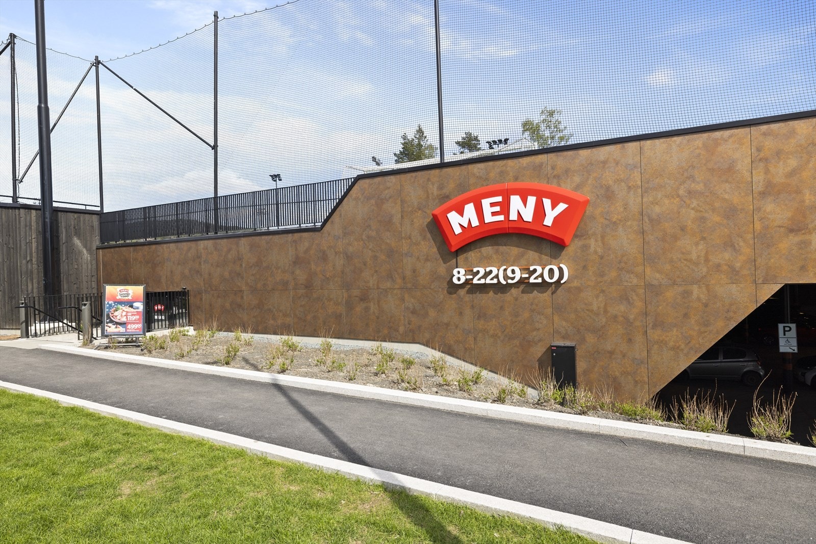 Dagligvarehandelen er godt dekket med blant annet Rema 1000 i både Arnebråtveien og Stasjonsveien, samt nyåpnede Meny på Gressbanen Galleribilde