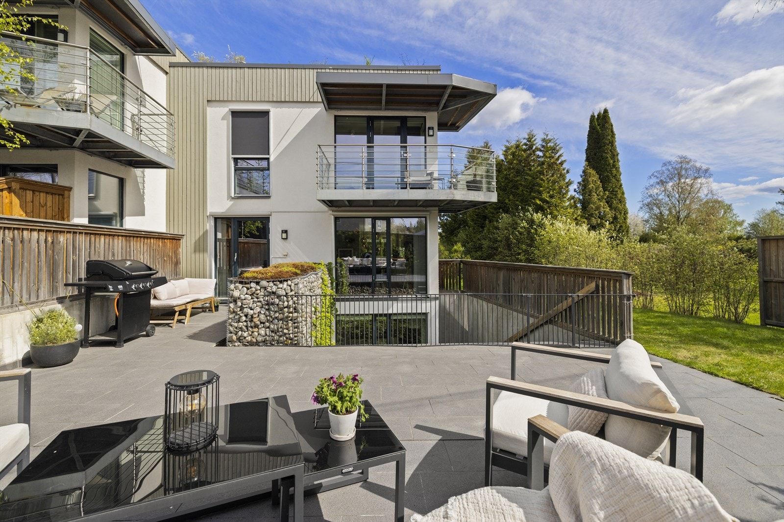 Fra stuen er det utgang til en stor markterrasse på ca. 40 kvm. med videre adkomst til hage Galleribilde