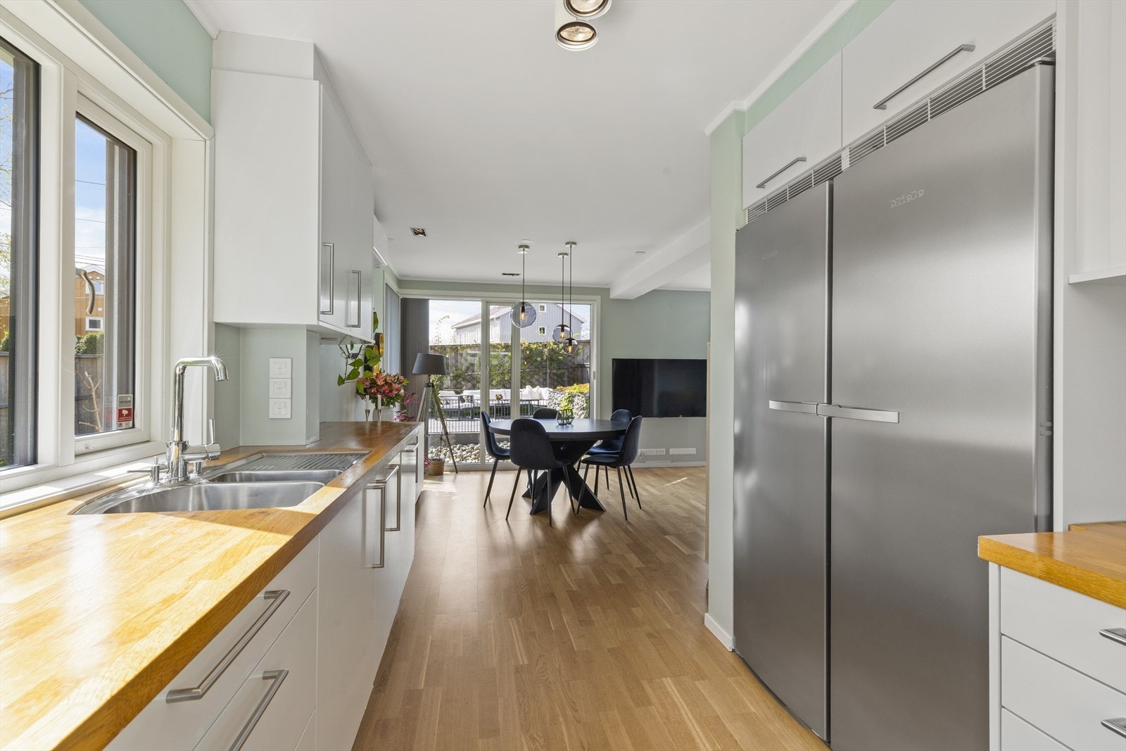 Komfyr, oppvaskmaskin, samt frittstående kjøleskap og fryser fra Miele medfølger Galleribilde