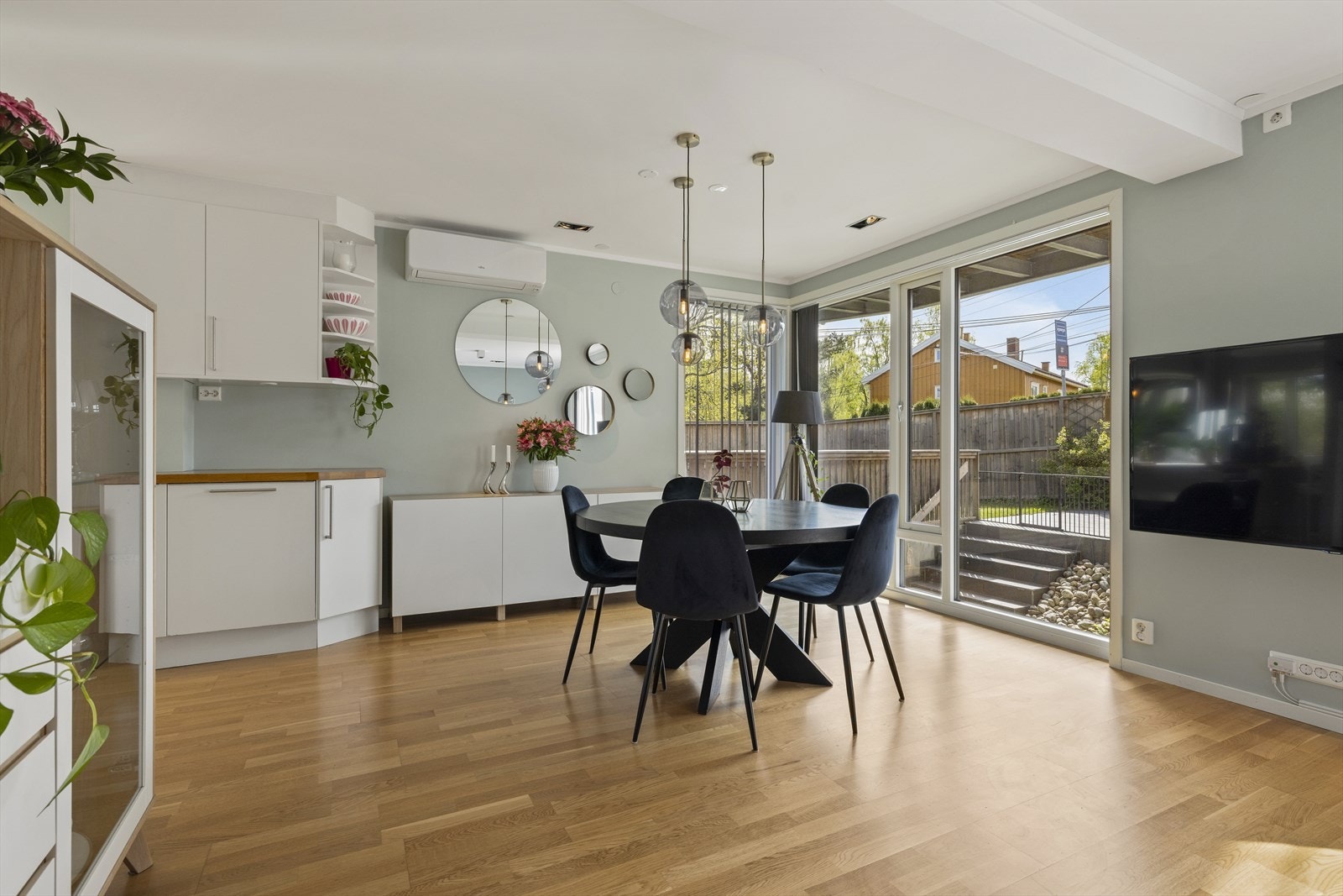 Stue og kjøkken deler arealet i boligens 1. etasje. Et åpent og luftig allrom med store vindusflater og meget gode lysforhold Galleribilde