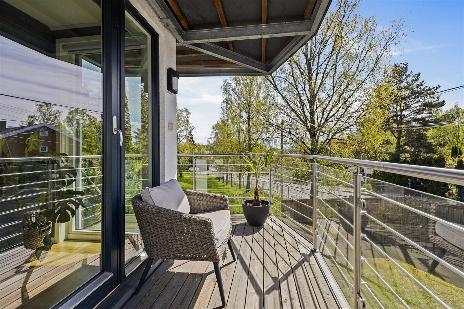 Fra hovedsoverommet er det utgang til en overbygget balkong på ca. 6,7 kvm. Galleribilde