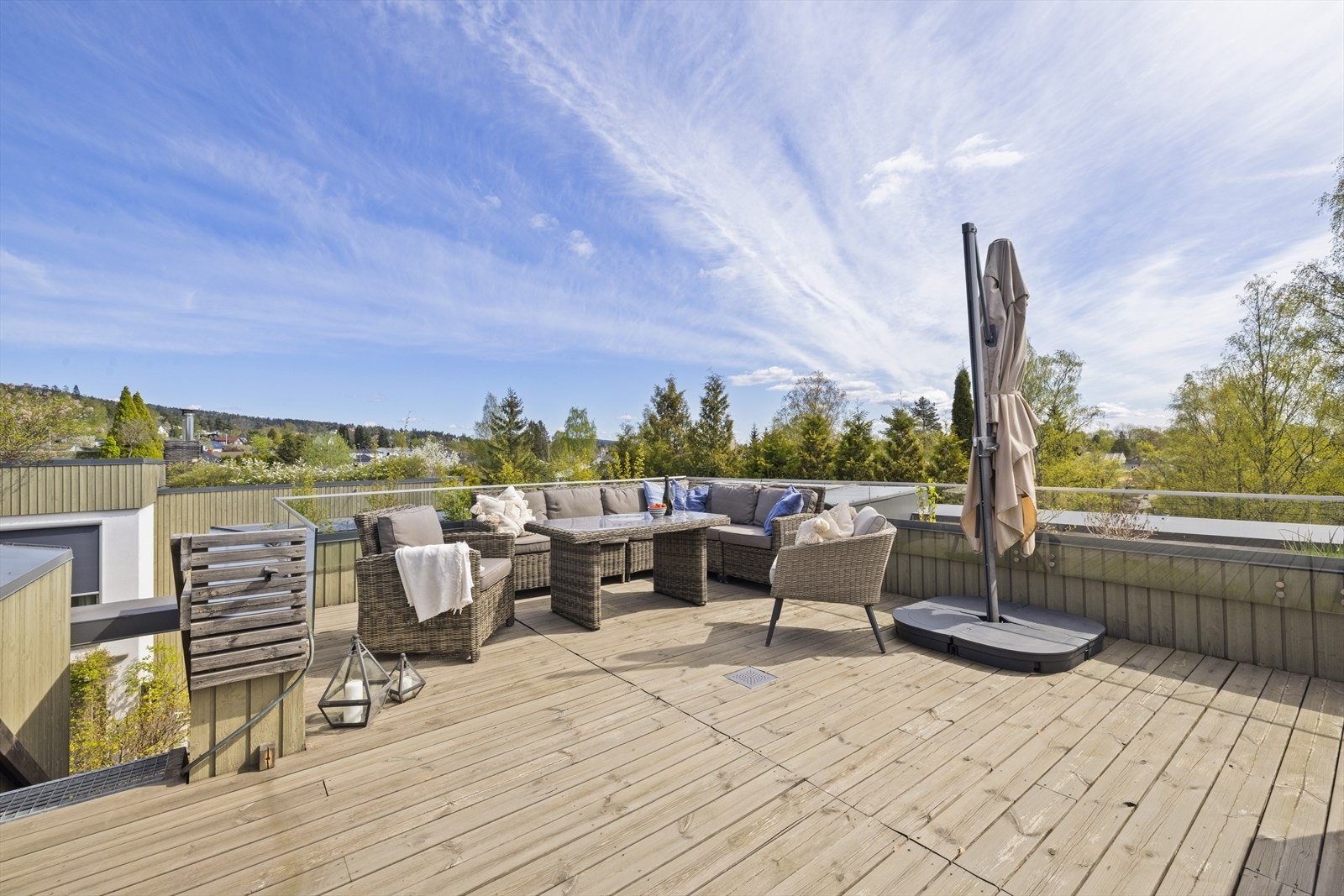 Takterrassen er luftig og privat med sol fra tidlig morgen til sen kveld Galleribilde