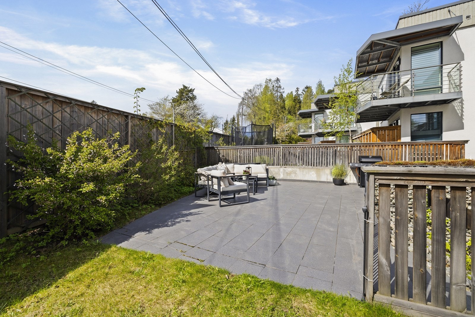 Hverdagskomfort hvor plenen klippes, vinduene vaskes og innkjørselen brøytes for deg. Du går i også tørrskodd fra bilen Galleribilde