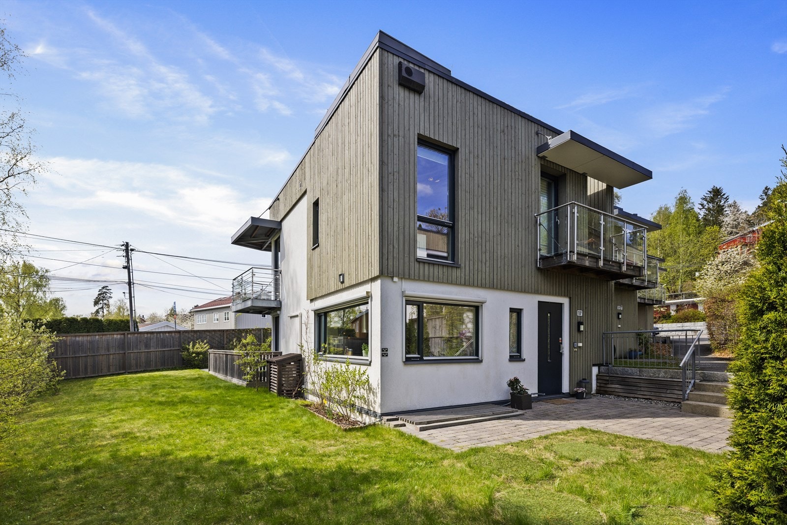 Boligen har en fin beliggenhet i enden med hage. Eldorado for barna som kan løpe rett ut å leke Galleribilde