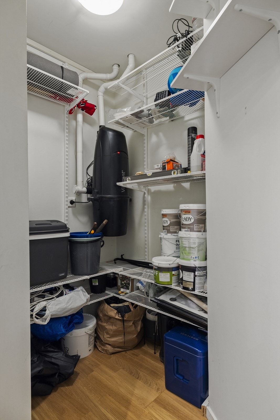 Boligen har god lagringsplass i to innvendige boder, samt egen bod i garasjeanlegg Galleribilde