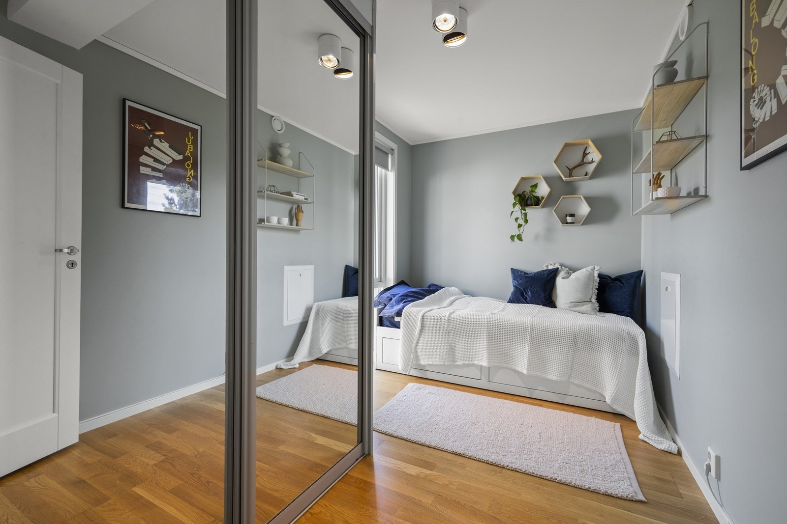 Soverom med skyvedørsgarderobe Galleribilde