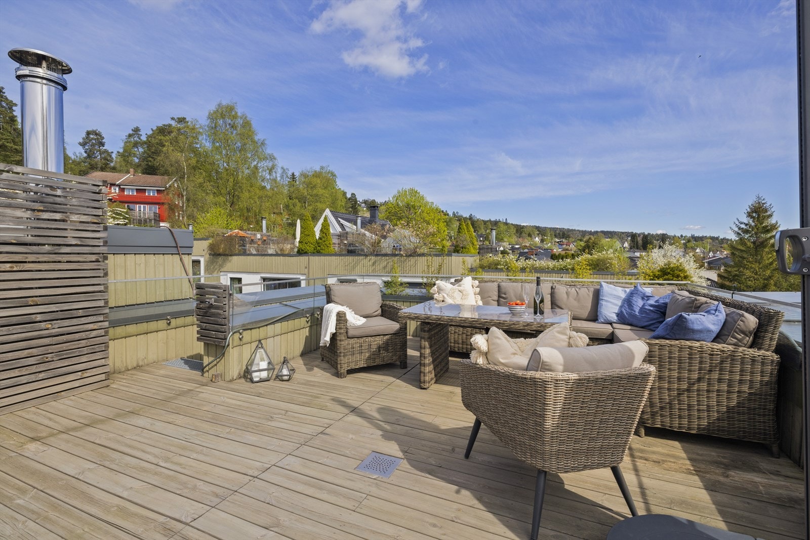 Takterrassen er på ca. 27 kvm. Perfekt sted å tilbringe sommerdagene med familie og venner Galleribilde