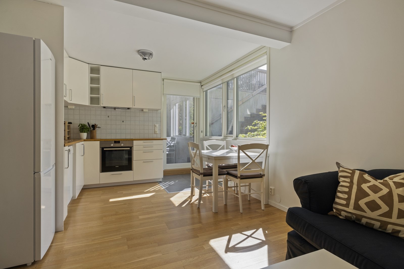 Hybel i underetasje med egen inngang og gode oppbevaringsmuligheter Galleribilde