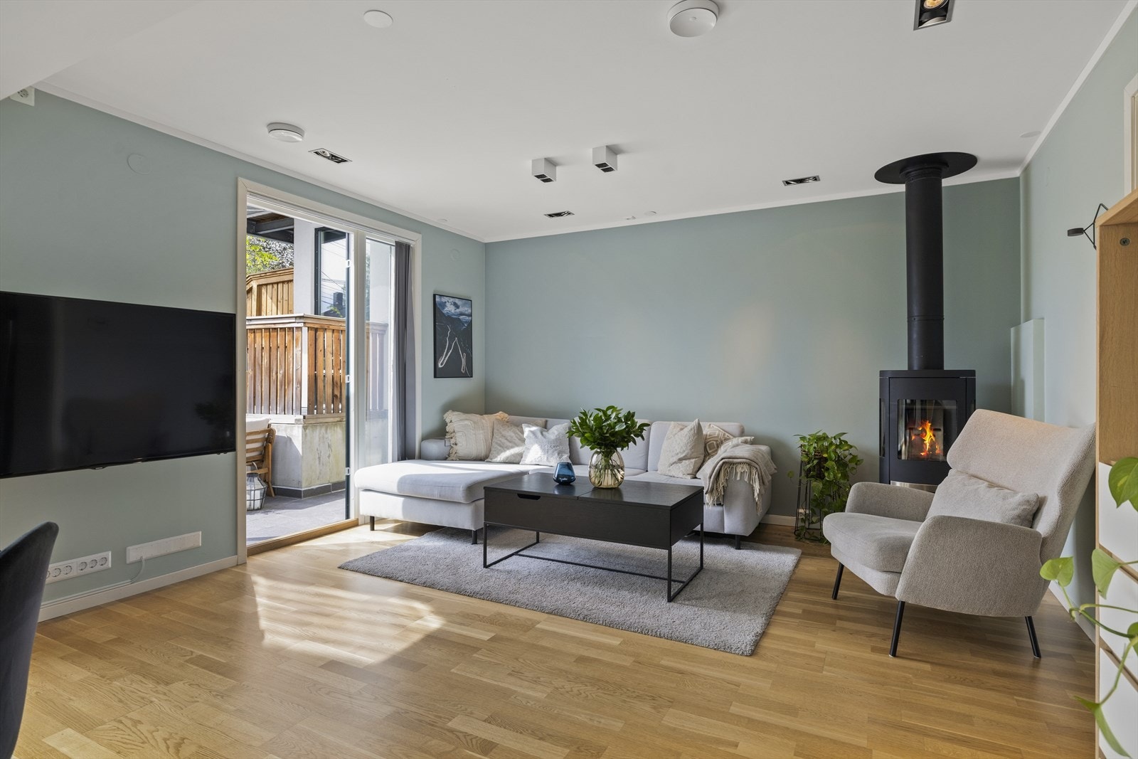 Stuen har gode møbleringsmuligheter for både sofagruppe og spisebord Galleribilde