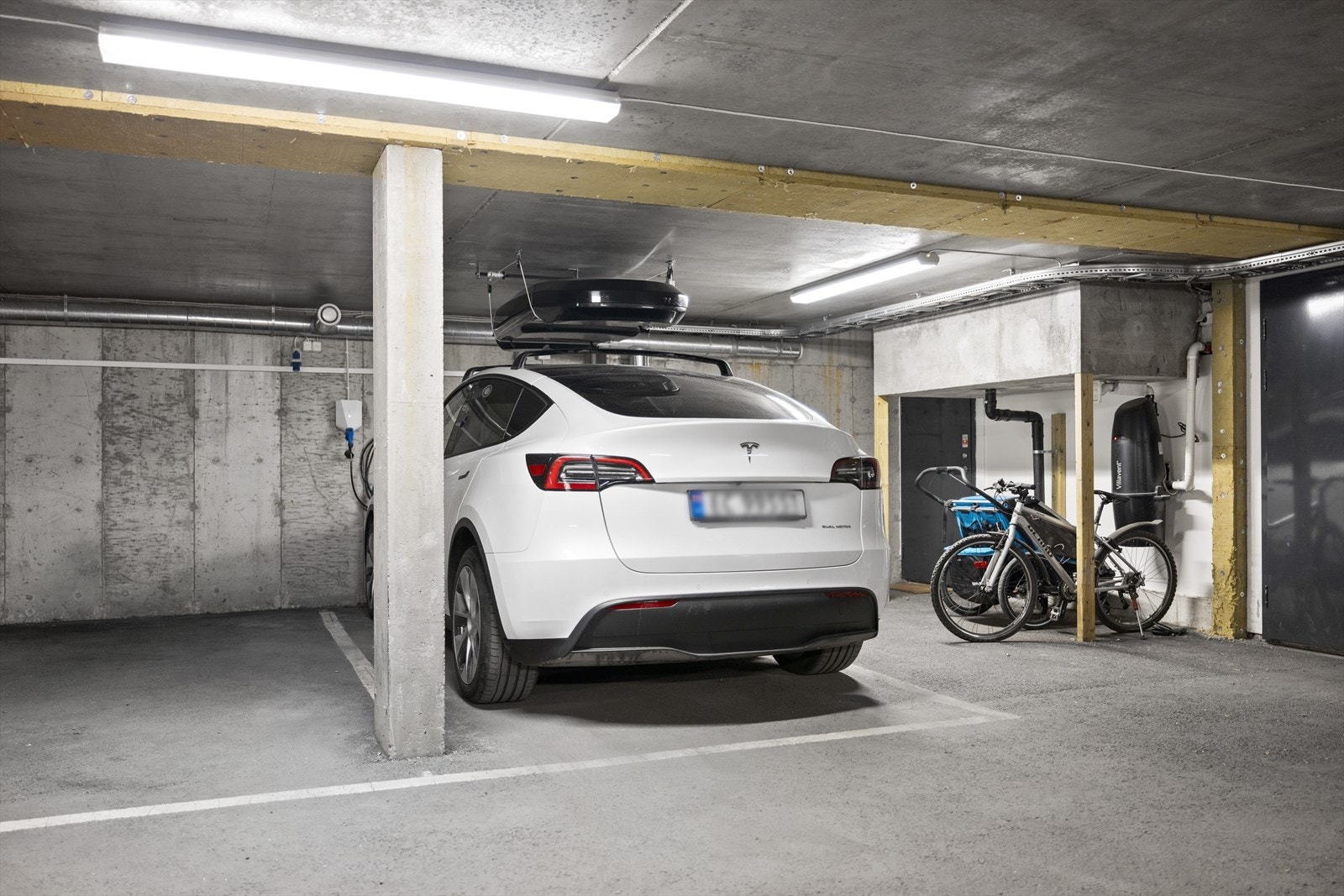 I garasjen er det mulighet for lagring av sykler, sykkelvogner og utstyr Galleribilde