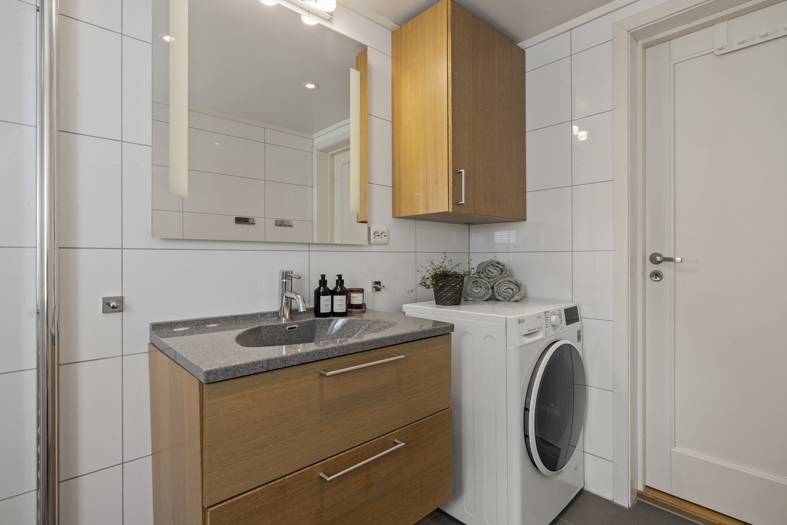 På badet er det opplegg og plass for vaskemaskin Galleribilde