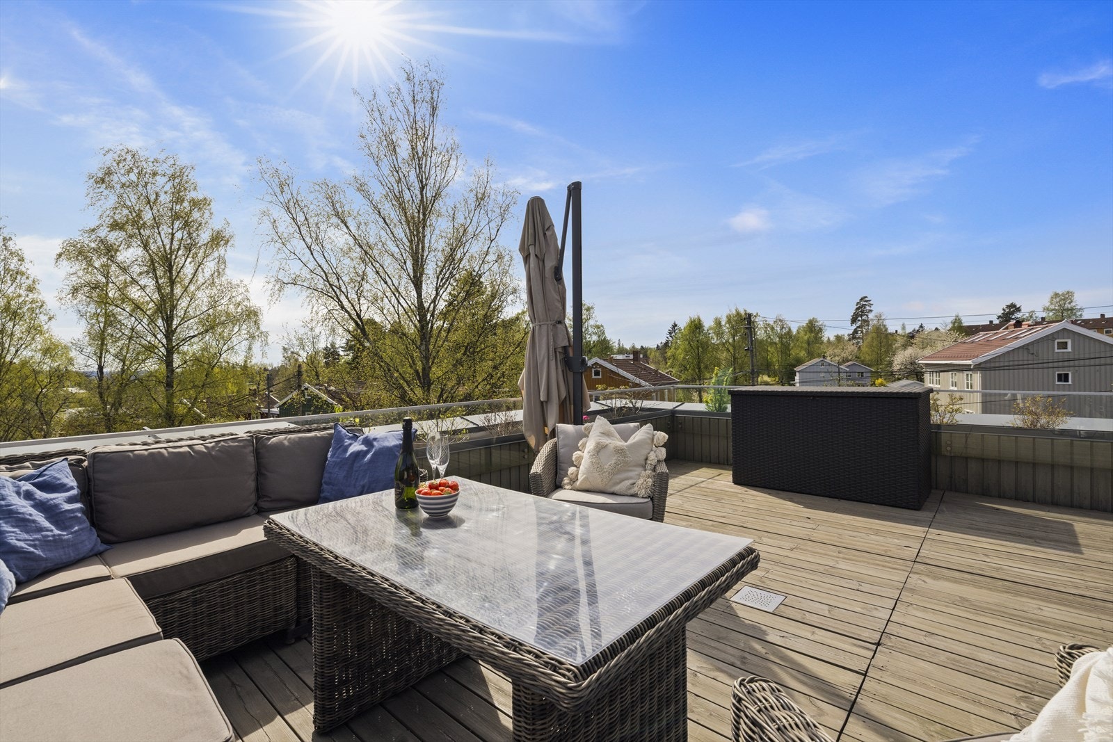 Det er integrerte/plassbygde plantekasser langs tre sider og automatisk vanningsanlegg for planter Galleribilde