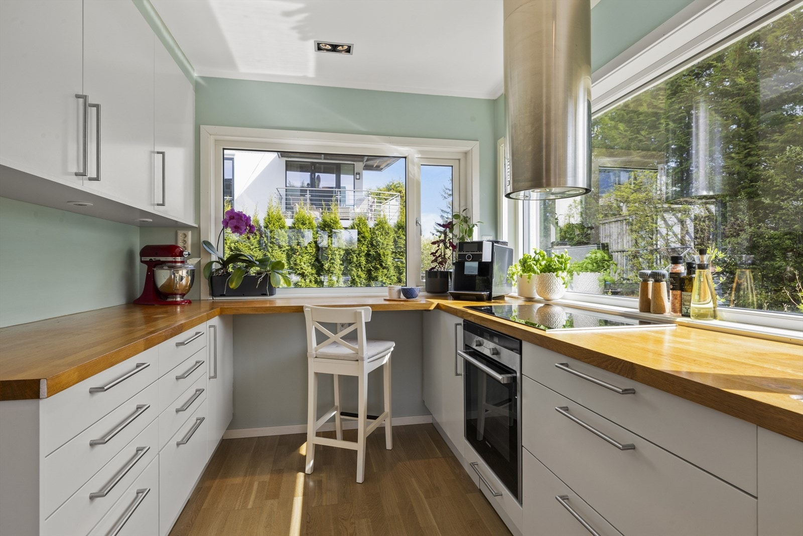 Kjøkkenet er praktisk utformet med store arbeidsflater og gode oppbevaringsmuligheter Galleribilde