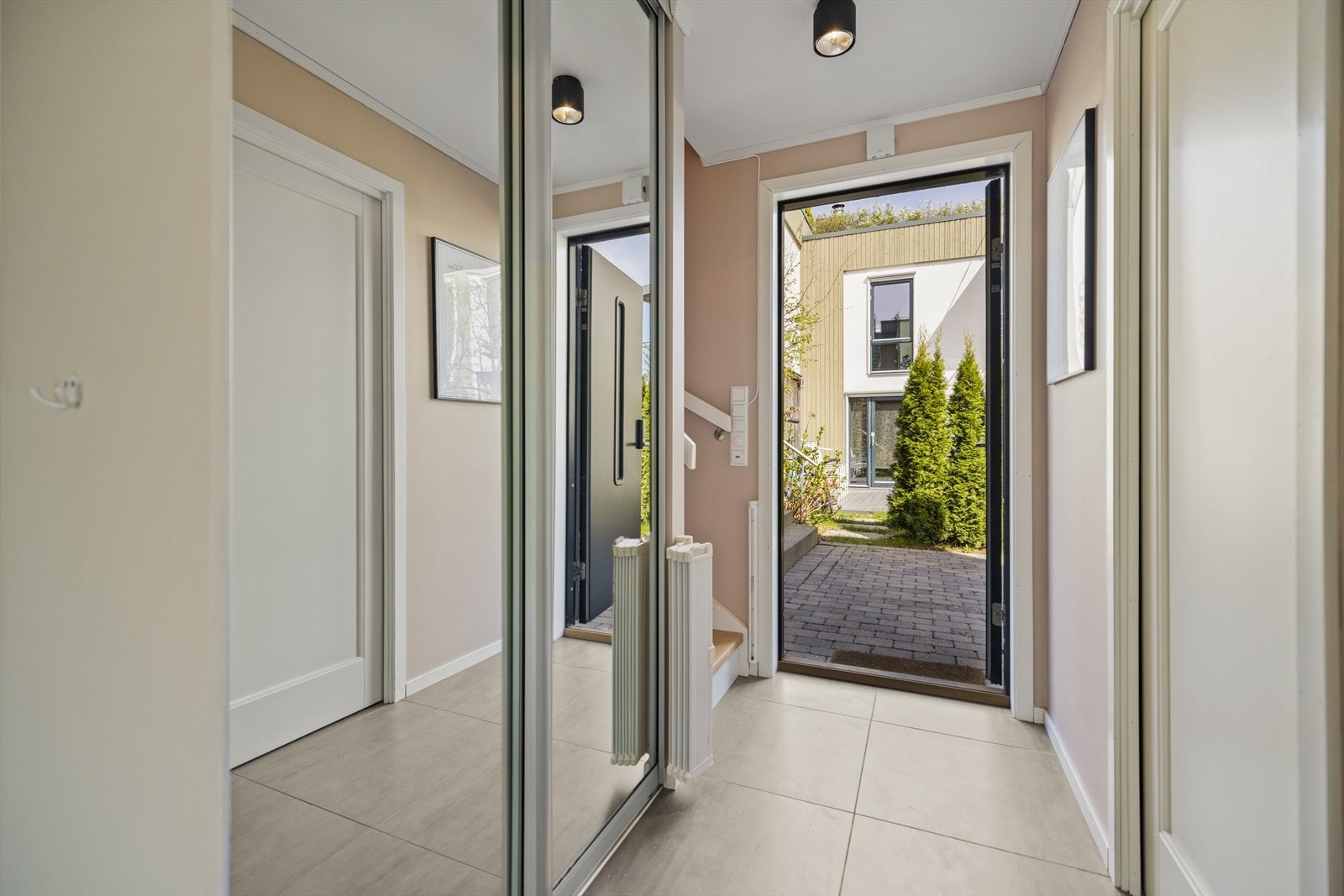 Entré med 60x60 fliser, elektriske varmekabler og malte veggflater. Gode oppbevaringsmuligheter i to skyvedørsgarderober Galleribilde