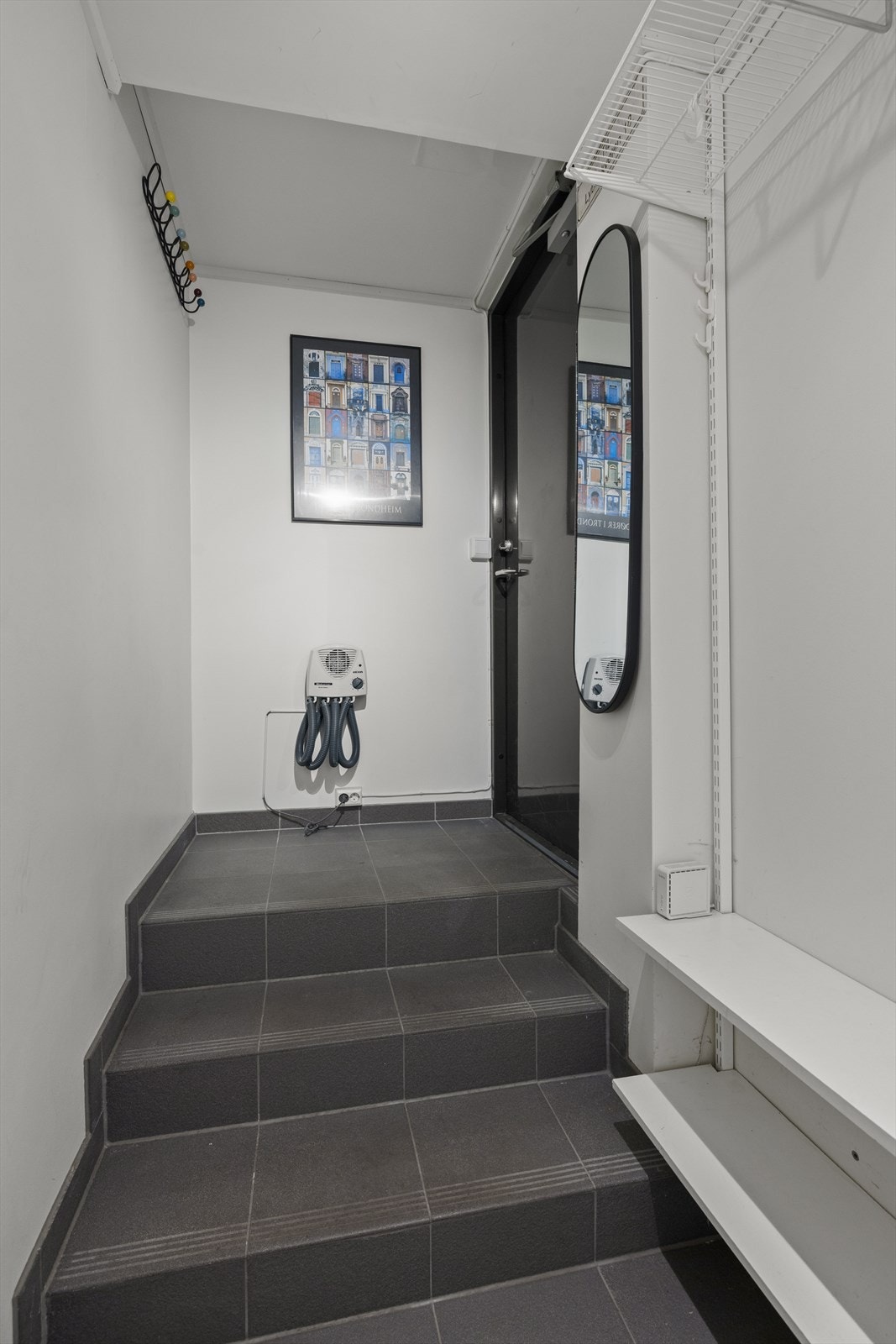 Sluse mellom garasje og bolig. I slusen er det separate innganger til både hybeldel og bolig Galleribilde