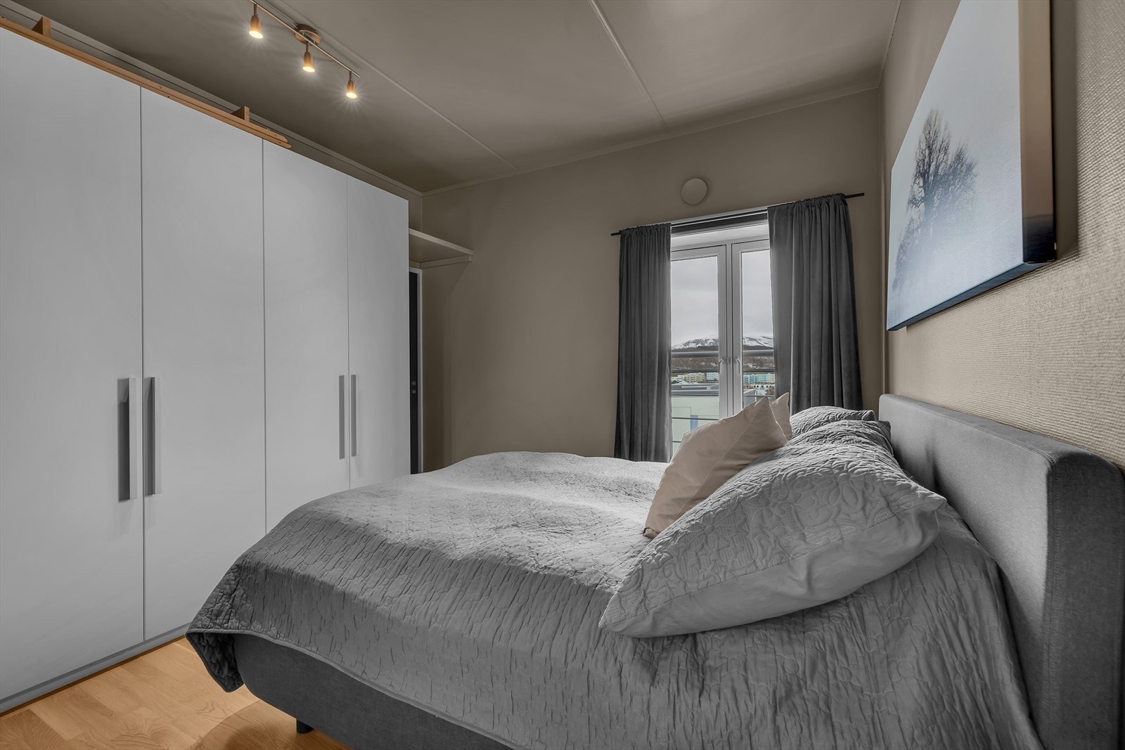 Leiligheten har to soverom. Det største med plass til stor garderobe Galleribilde