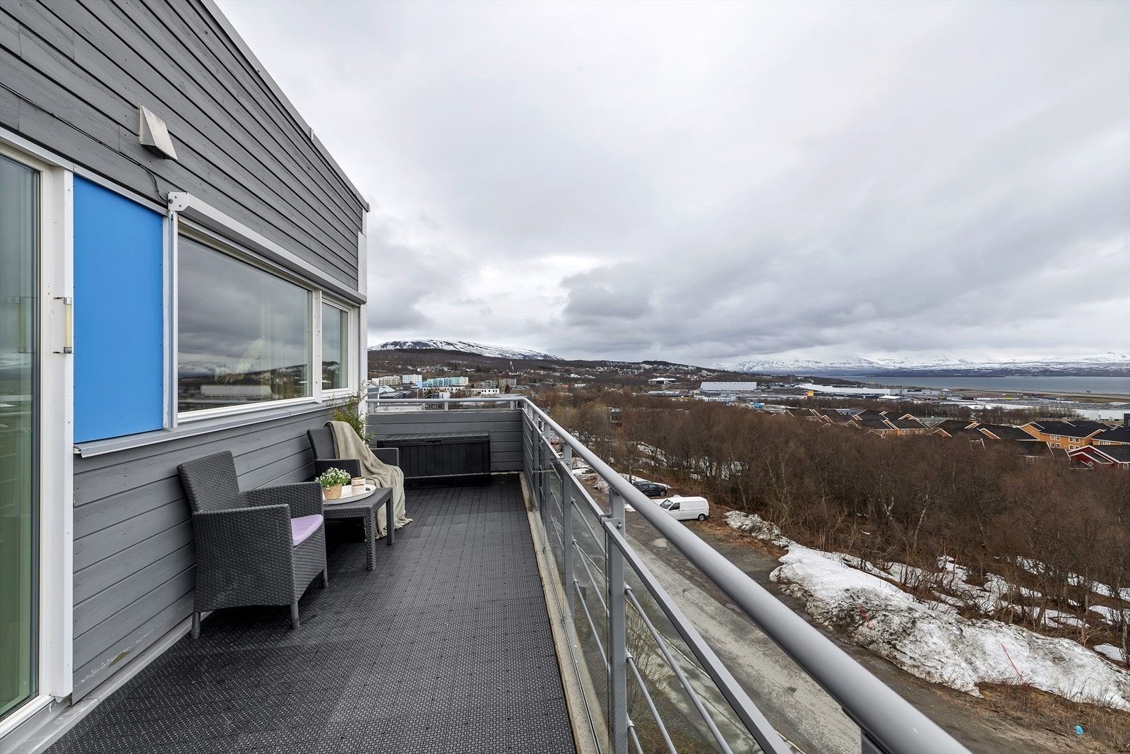 Vestvendt veranda med flott utsikt og gode solforhold Galleribilde