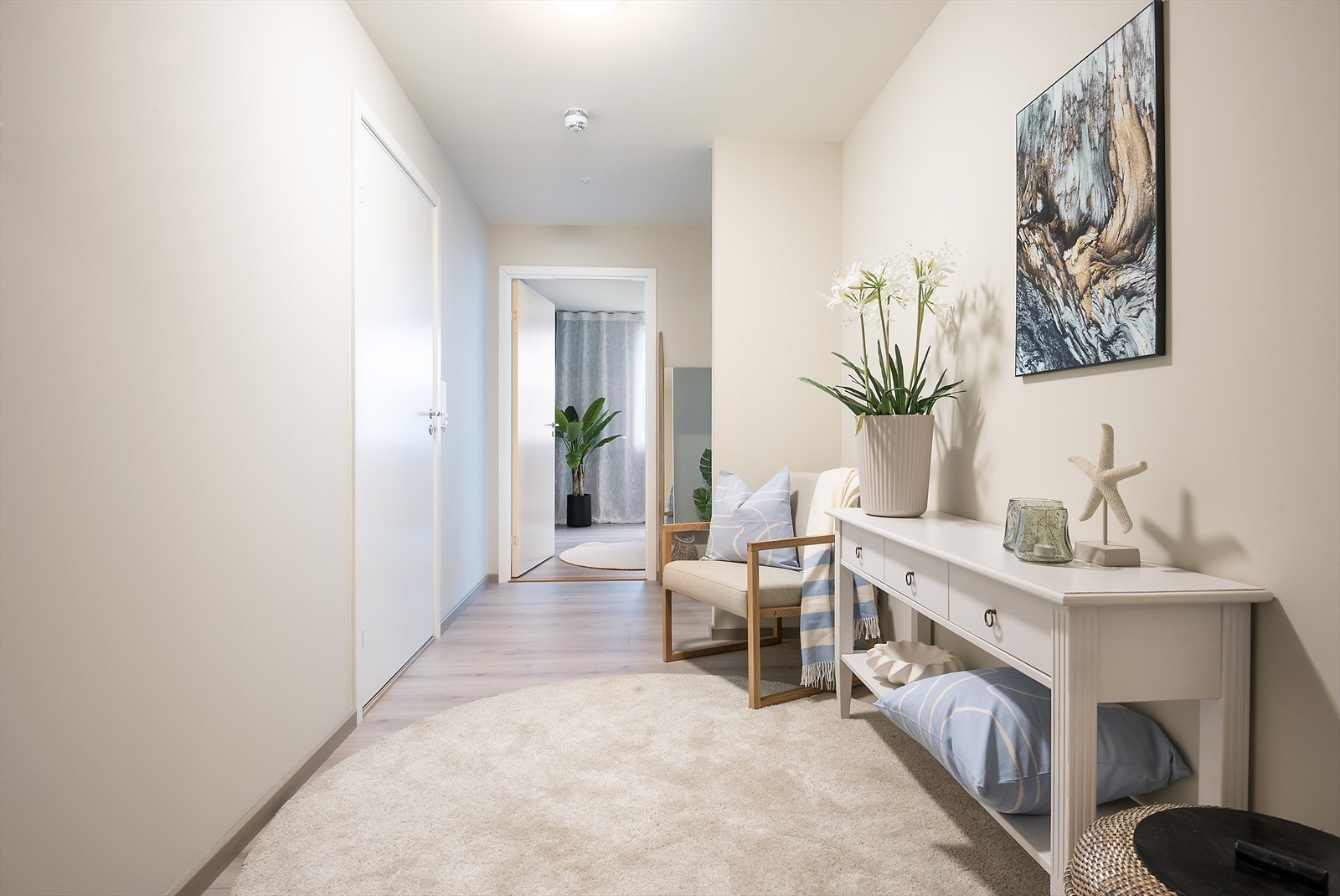 Innbydende gang med plass til praktisk møblement. Galleribilde