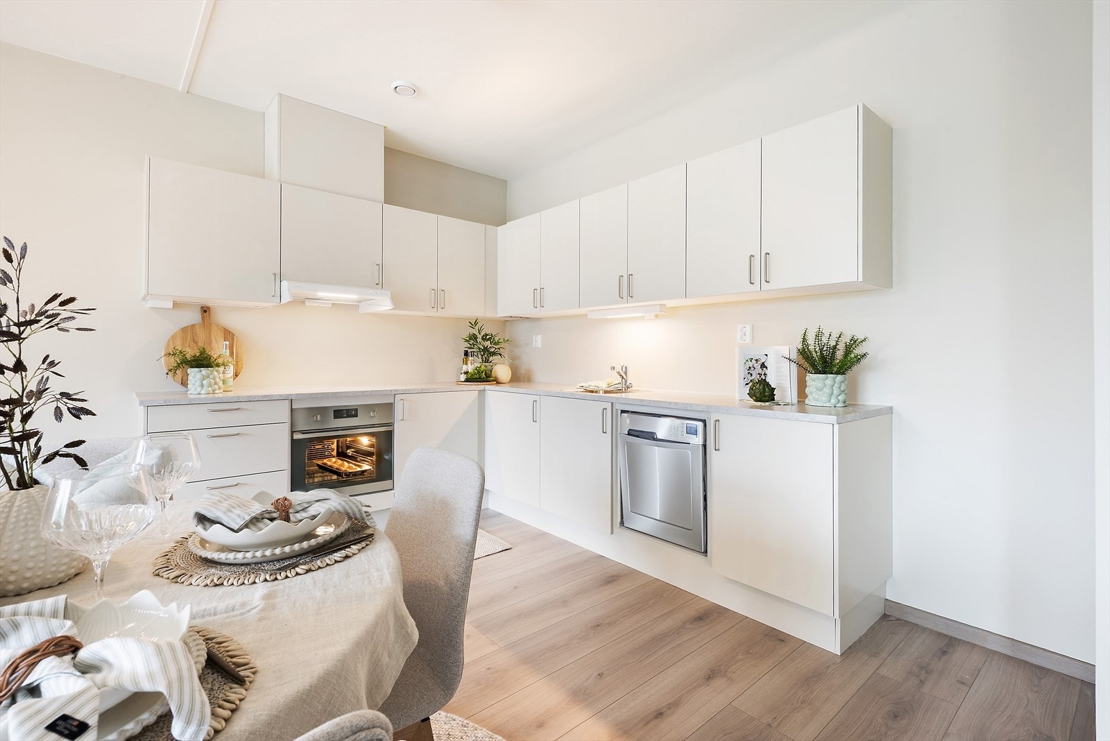 Lyse overflater på kjøkkenet. Galleribilde