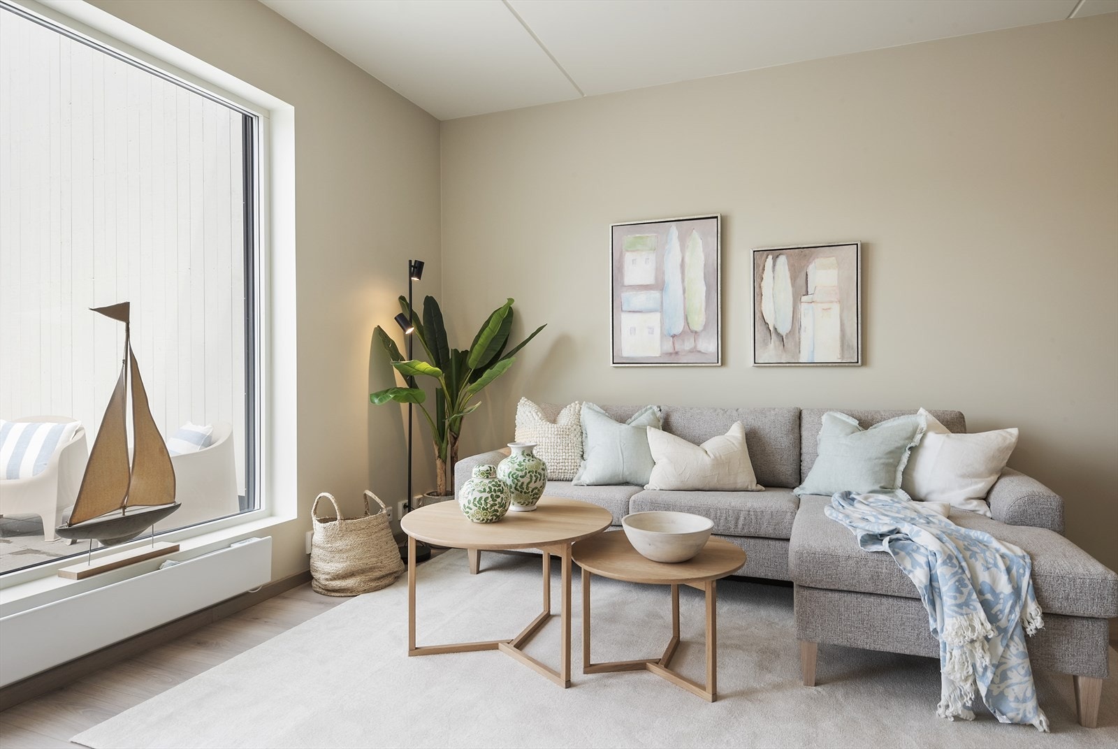 Koselig sofakrok i stuen med varme beigetonede vegger. Galleribilde