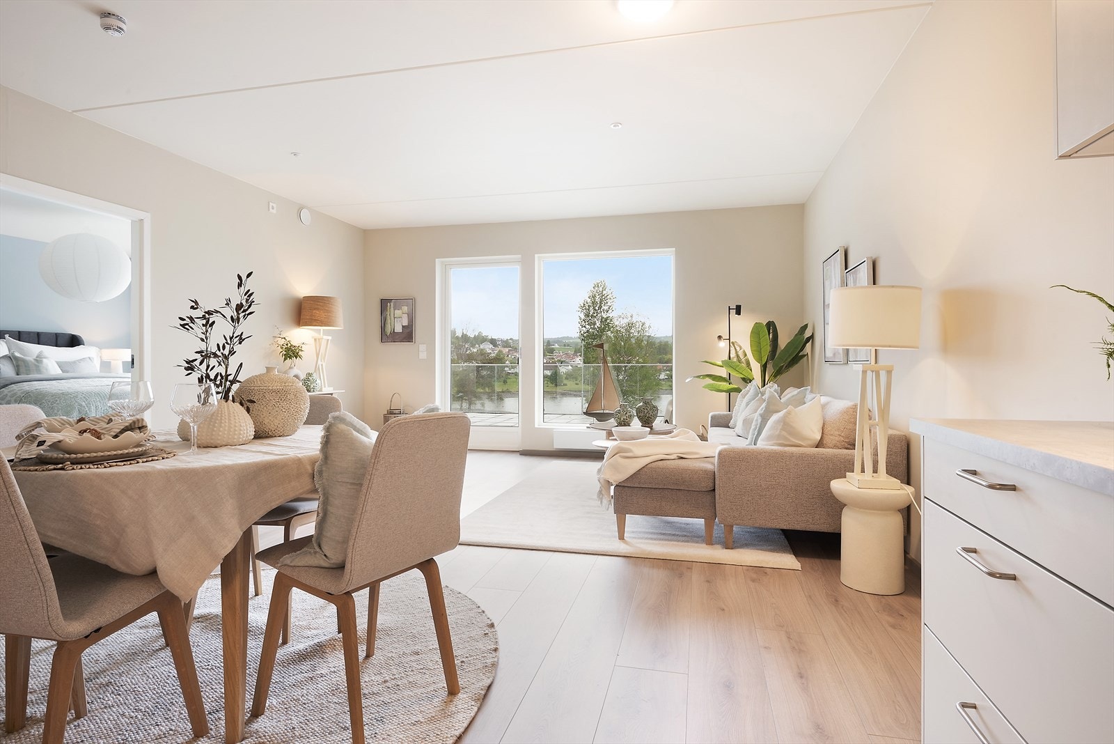 Åpen stue og kjøkkenløsning knytter leiligheten fint sammen. Galleribilde