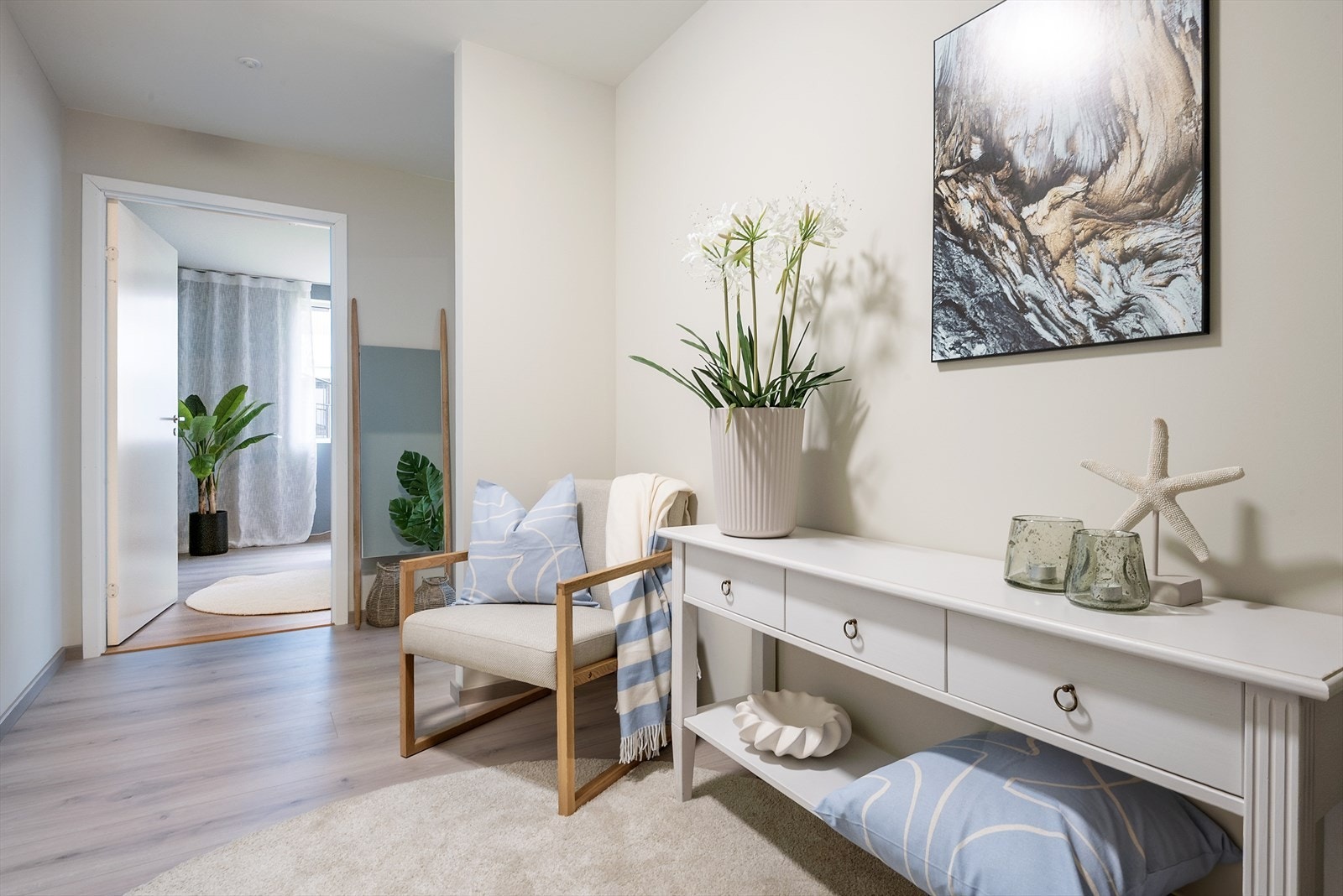 Éntre med god plass til skjenk. Galleribilde