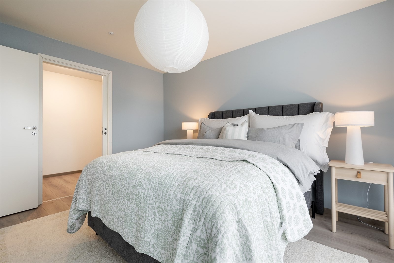 Lyst og romslig soverom med plass til dobbeltseng. Galleribilde